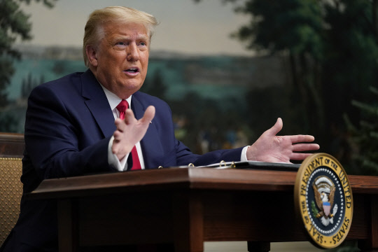 도널드 트럼프 미국 대통령이 26일(현지시간) 워싱턴DC 백악관에서 추수감사절을 맞아 해외 주둔 미군들과 화상 간담회를 마친 뒤 기자들과 대화하고 있다.        [워싱턴 AP=연합뉴스]